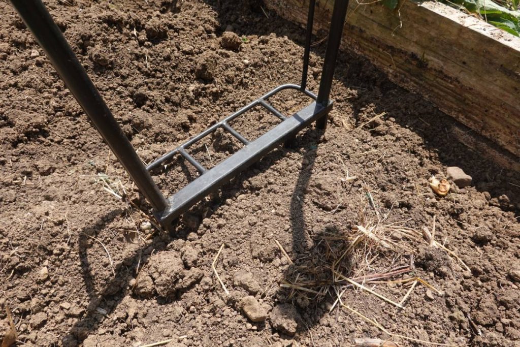Comment aérer votre sol au potager sans forcer sur le dos